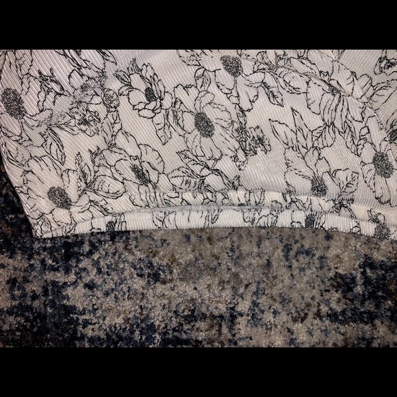 Women’s Astr the label ivory black floral top - Picture 4 of 11